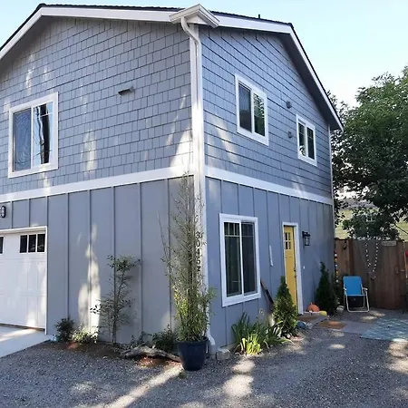Alki Beach Cottage, New, 2 Bedrooms, 2 Bathrooms, Near Beach, Ac, Wd, Parking